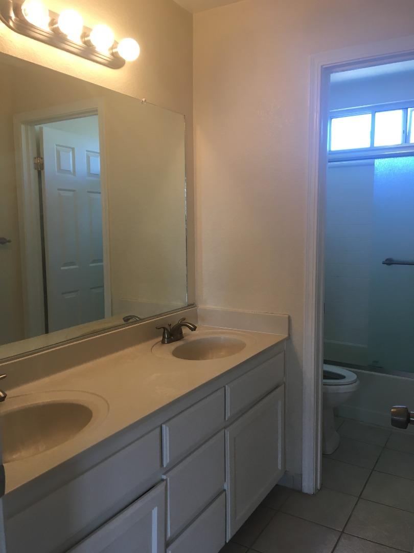 Detail Gallery Image 4 of 13 For 1109 Elmsford Way, Salinas,  CA 93906 - 5 Beds | 3 Baths