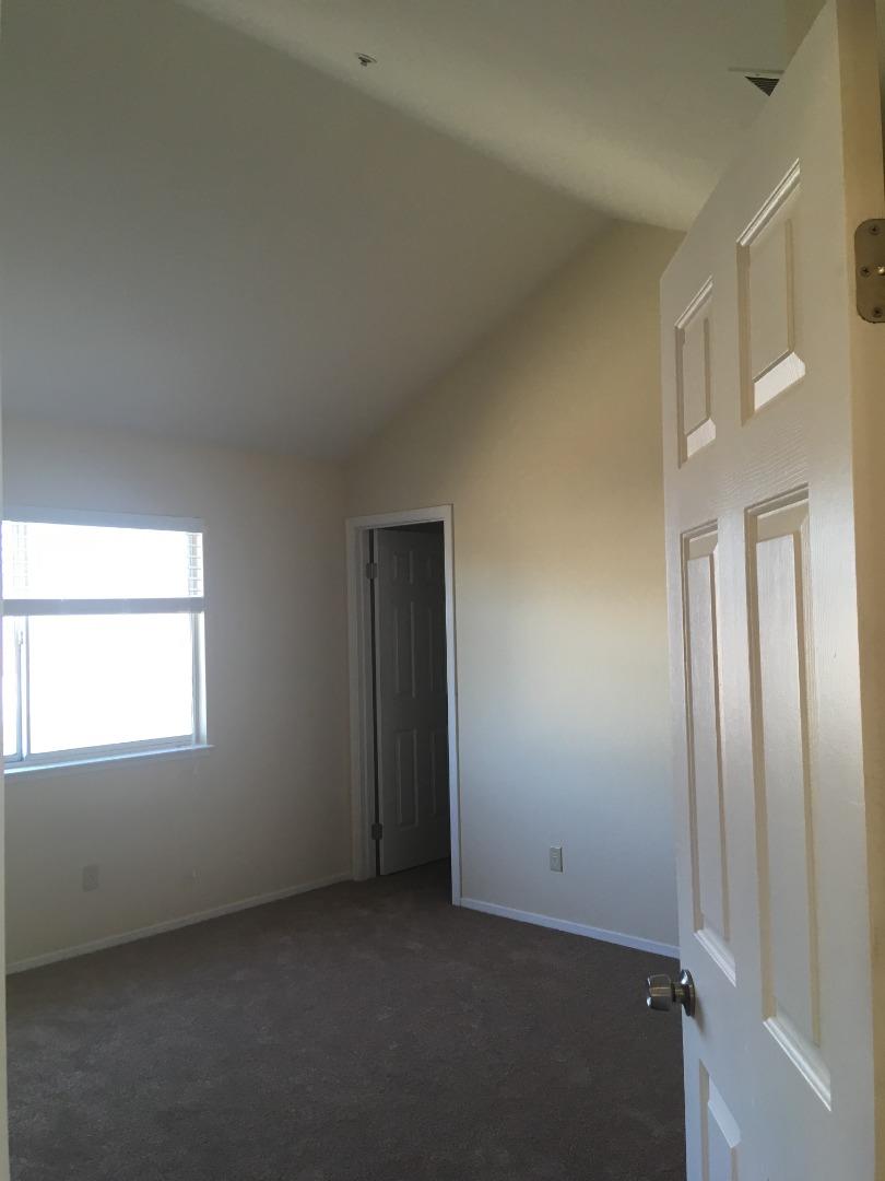 Detail Gallery Image 5 of 13 For 1109 Elmsford Way, Salinas,  CA 93906 - 5 Beds | 3 Baths