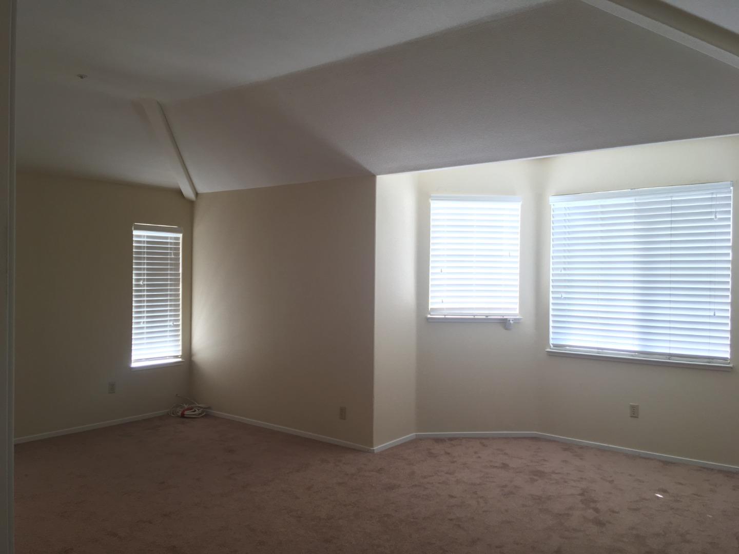 Detail Gallery Image 7 of 13 For 1109 Elmsford Way, Salinas,  CA 93906 - 5 Beds | 3 Baths