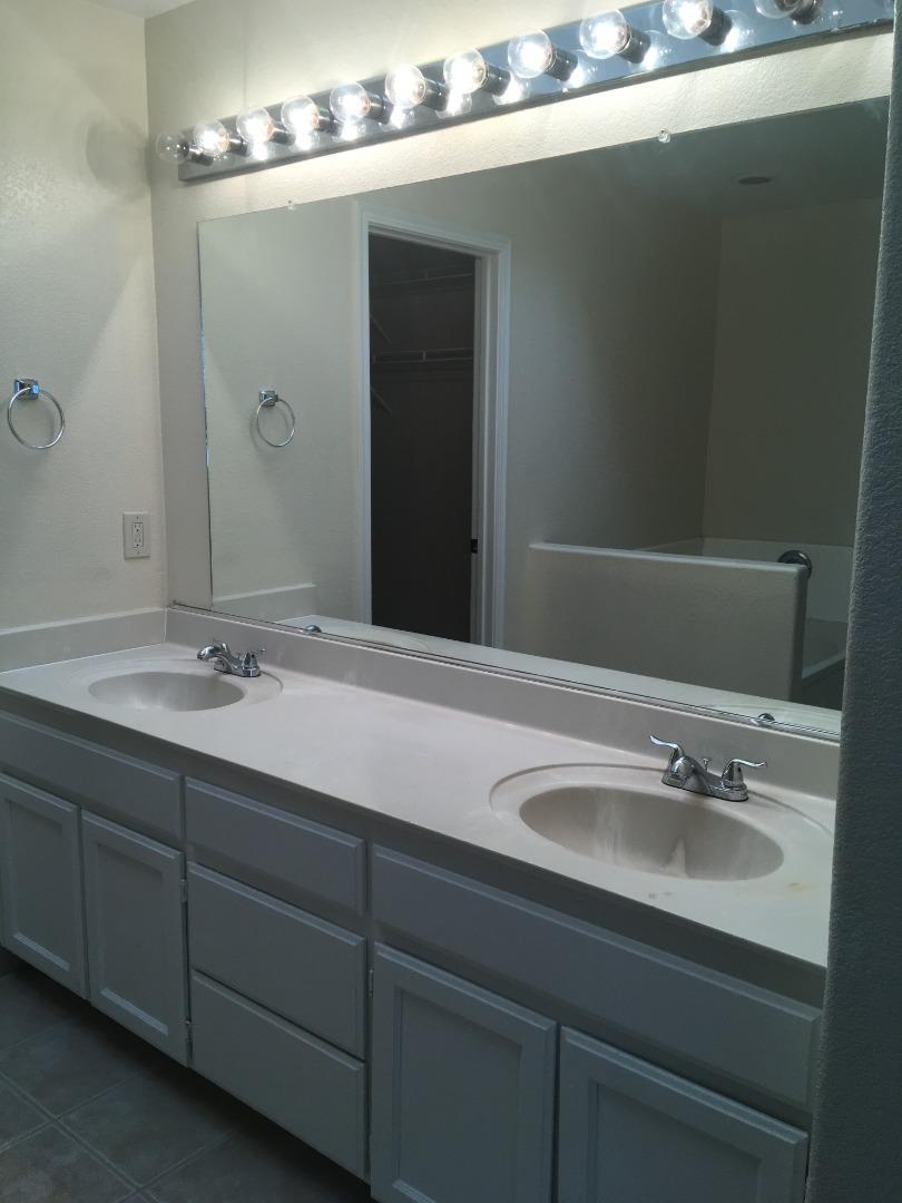 Detail Gallery Image 8 of 13 For 1109 Elmsford Way, Salinas,  CA 93906 - 5 Beds | 3 Baths