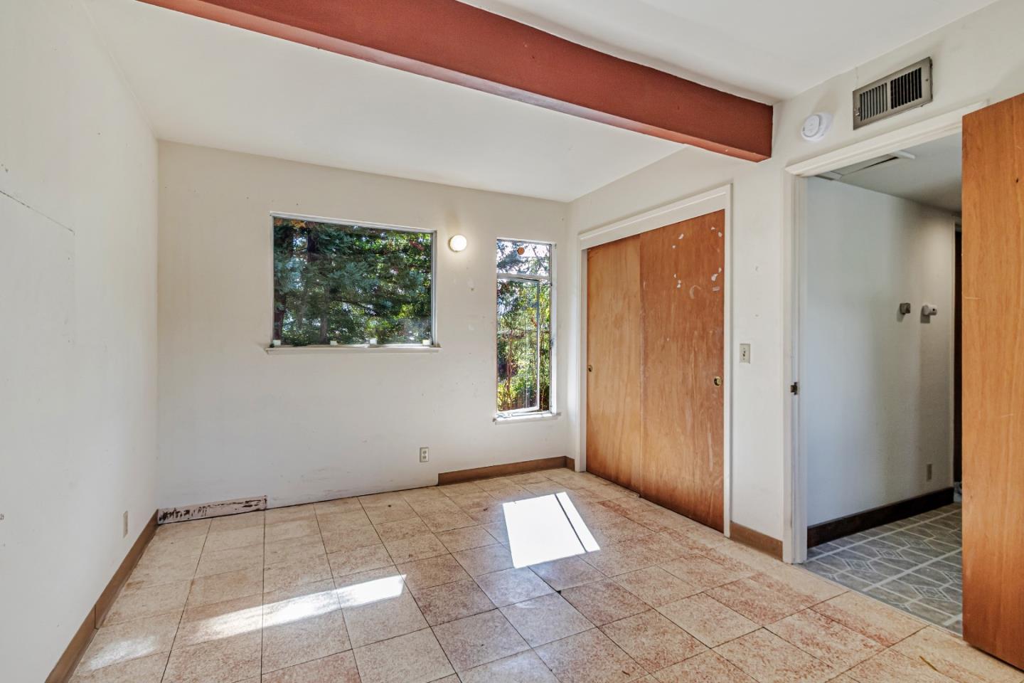 Detail Gallery Image 10 of 22 For 16120 Viewfield Rd, Monte Sereno,  CA 95030 - 4 Beds | 3/1 Baths