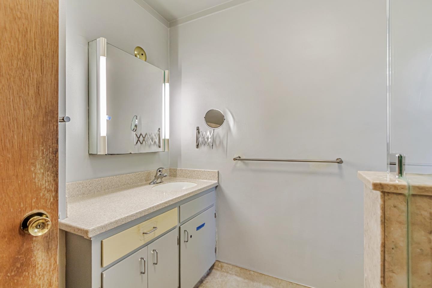 Detail Gallery Image 11 of 22 For 16120 Viewfield Rd, Monte Sereno,  CA 95030 - 4 Beds | 3/1 Baths