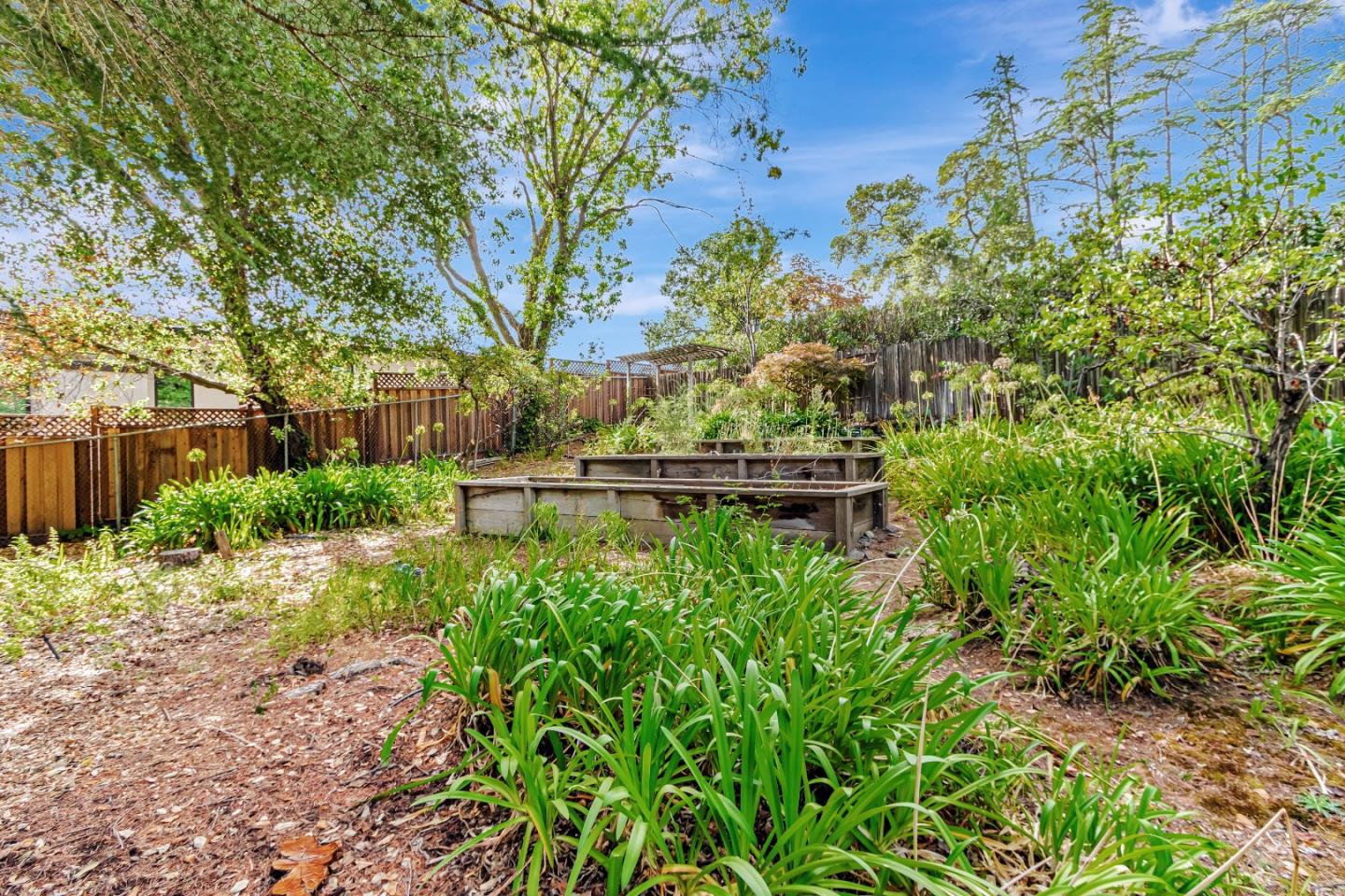 Detail Gallery Image 3 of 22 For 16120 Viewfield Rd, Monte Sereno,  CA 95030 - 4 Beds | 3/1 Baths