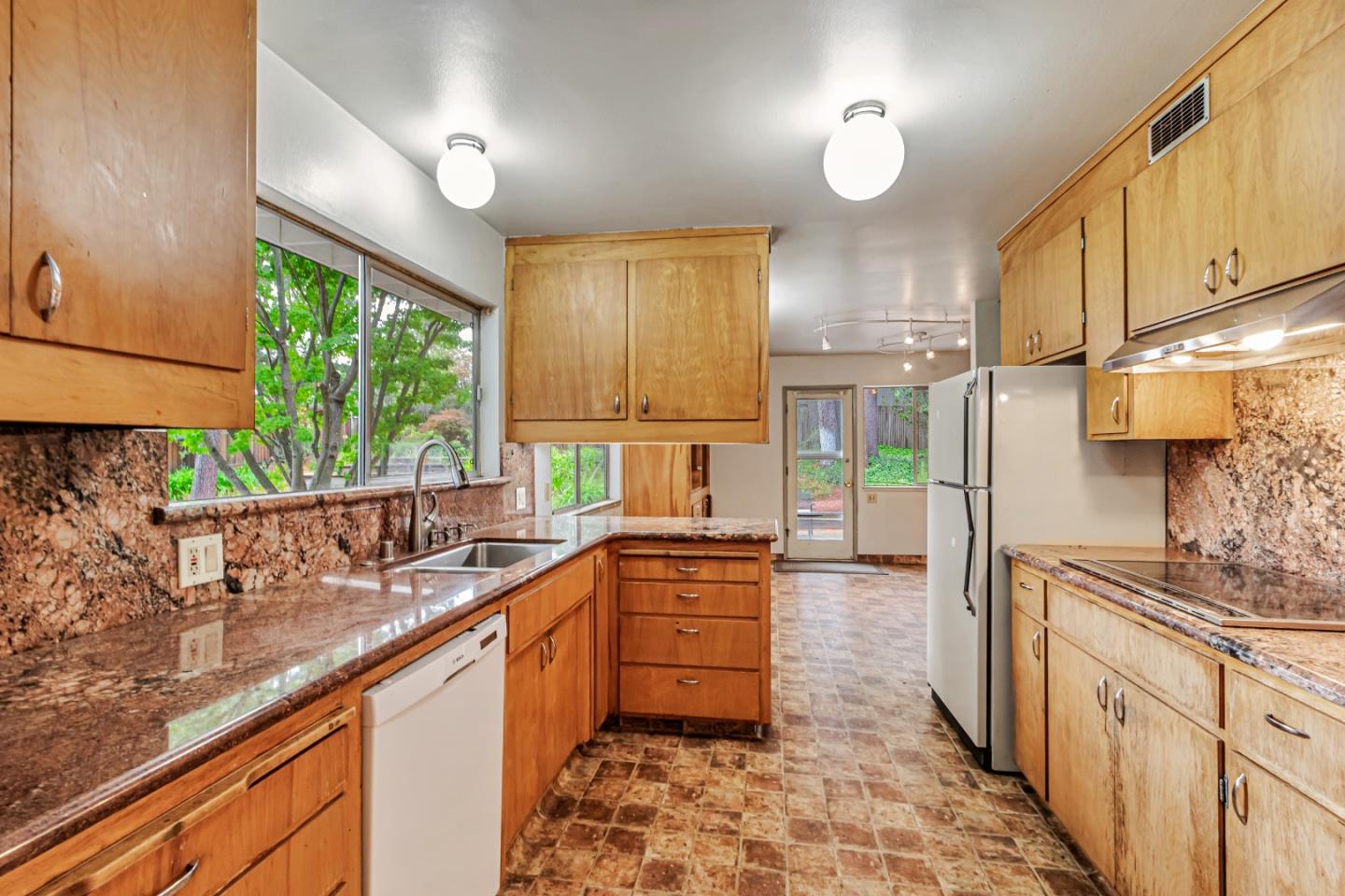 Detail Gallery Image 8 of 22 For 16120 Viewfield Rd, Monte Sereno,  CA 95030 - 4 Beds | 3/1 Baths