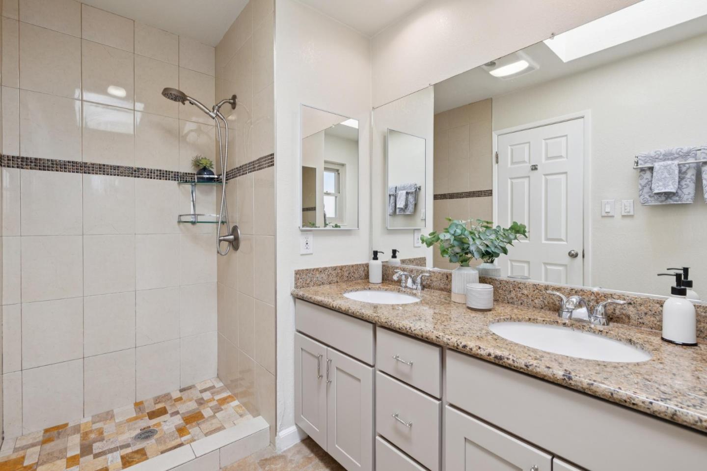 Detail Gallery Image 15 of 33 For 26142 Gettysburg Ave, Hayward,  CA 94545 - 3 Beds | 3 Baths