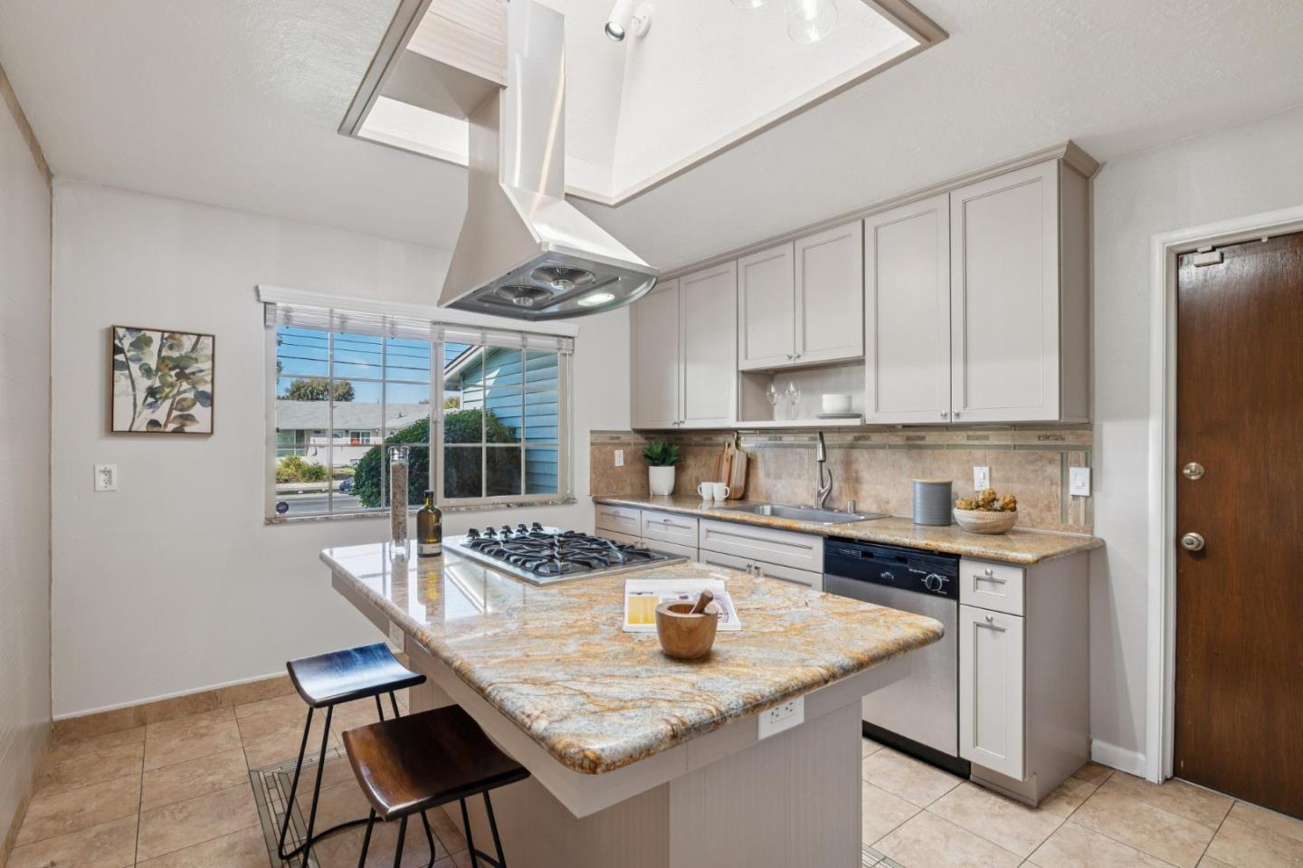 Detail Gallery Image 8 of 33 For 26142 Gettysburg Ave, Hayward,  CA 94545 - 3 Beds | 3 Baths