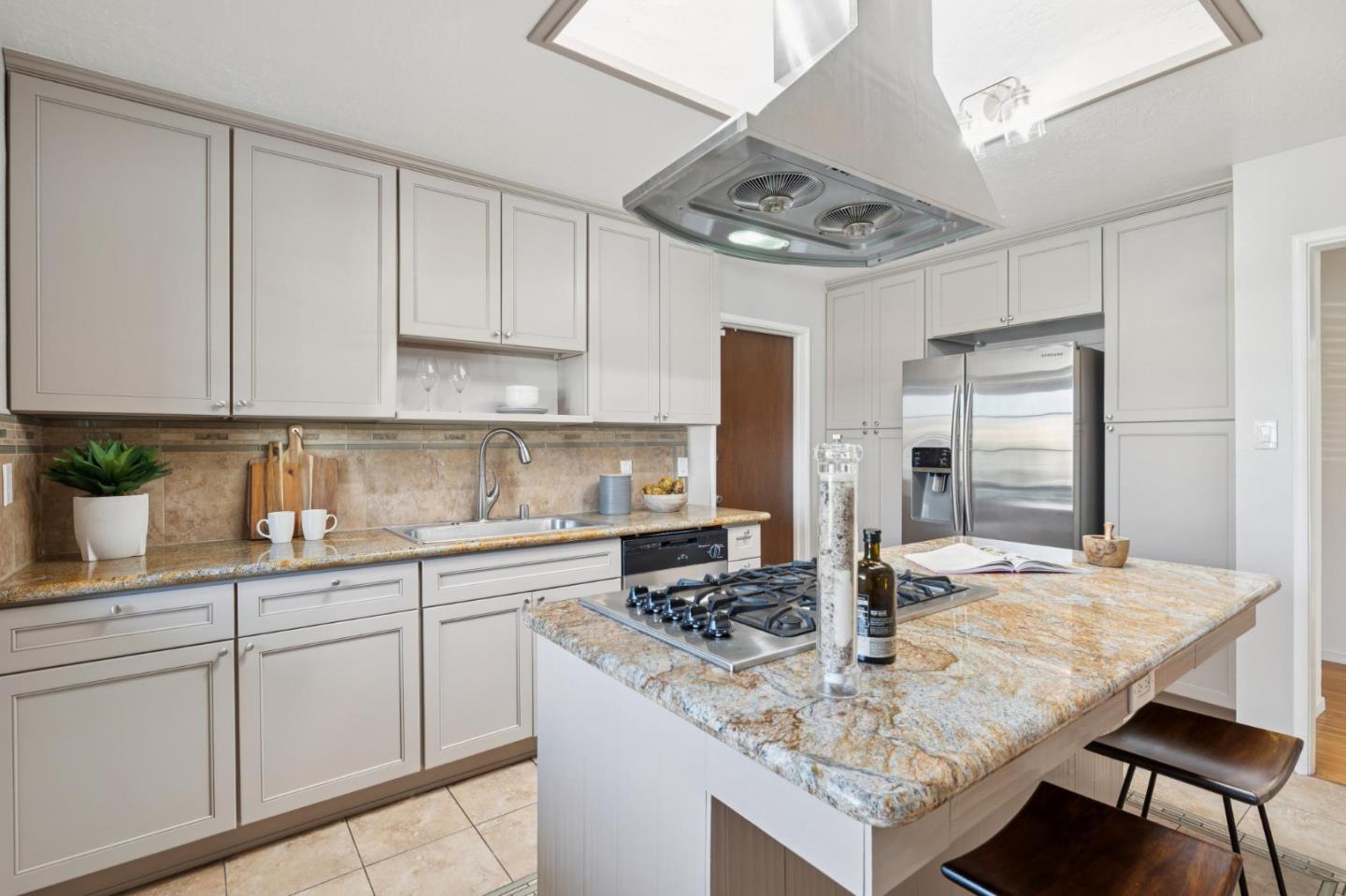 Detail Gallery Image 9 of 33 For 26142 Gettysburg Ave, Hayward,  CA 94545 - 3 Beds | 3 Baths