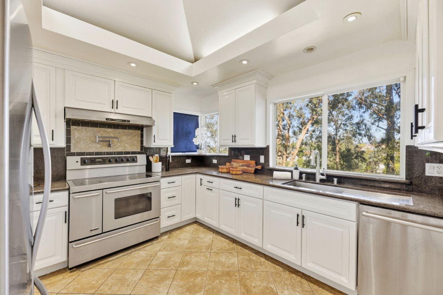 Detail Gallery Image 10 of 54 For 866 Alma Pl, Oakland,  CA 94610 - 4 Beds | 3/1 Baths