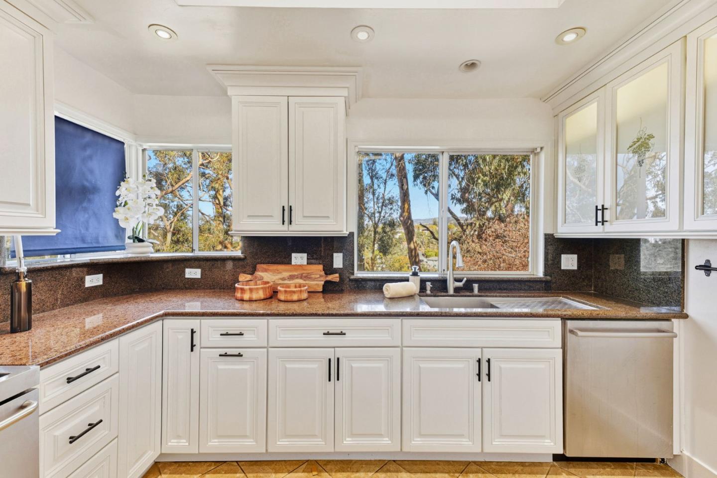 Detail Gallery Image 12 of 54 For 866 Alma Pl, Oakland,  CA 94610 - 4 Beds | 3/1 Baths