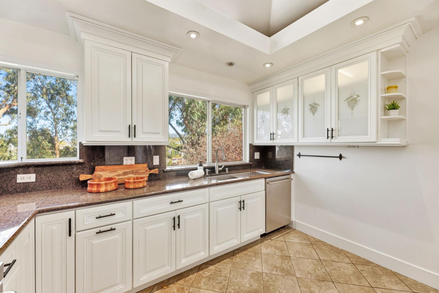 Detail Gallery Image 14 of 54 For 866 Alma Pl, Oakland,  CA 94610 - 4 Beds | 3/1 Baths