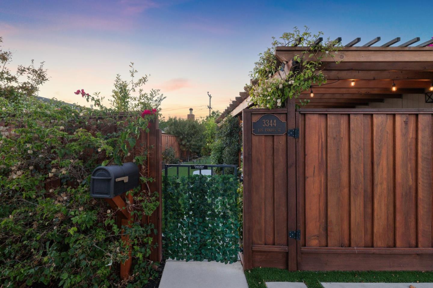 Detail Gallery Image 3 of 19 For 3342-3344 Los Prados St, San Mateo,  CA 94403 - 5 Beds | 3 Baths