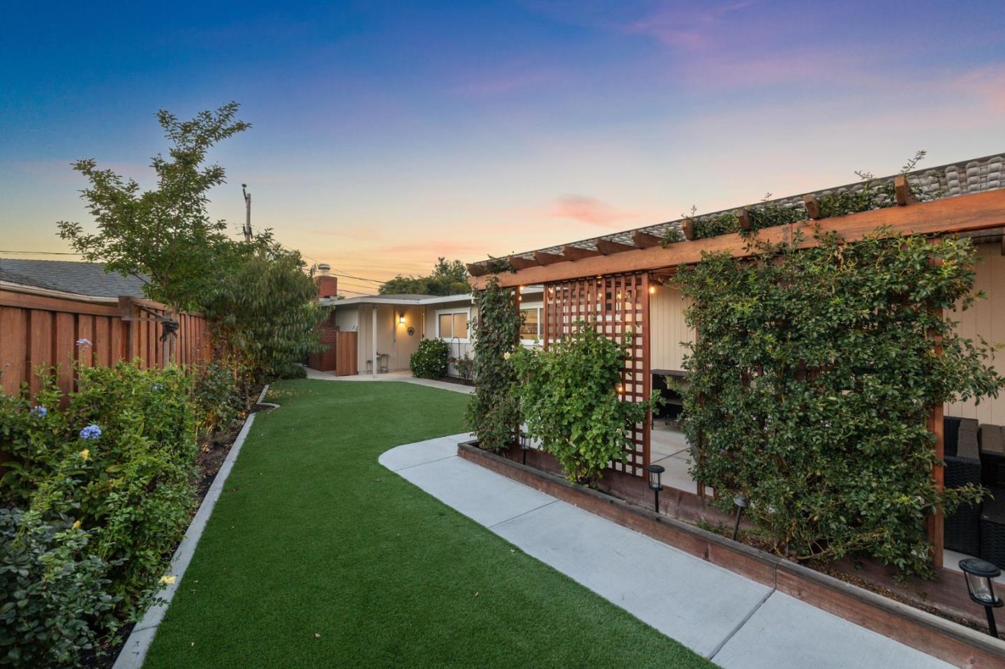 Detail Gallery Image 4 of 19 For 3342-3344 Los Prados St, San Mateo,  CA 94403 - 5 Beds | 3 Baths