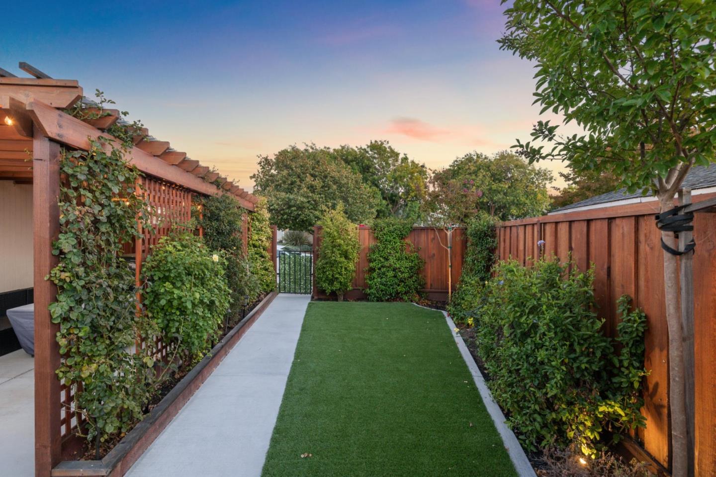 Detail Gallery Image 8 of 19 For 3342-3344 Los Prados St, San Mateo,  CA 94403 - 5 Beds | 3 Baths