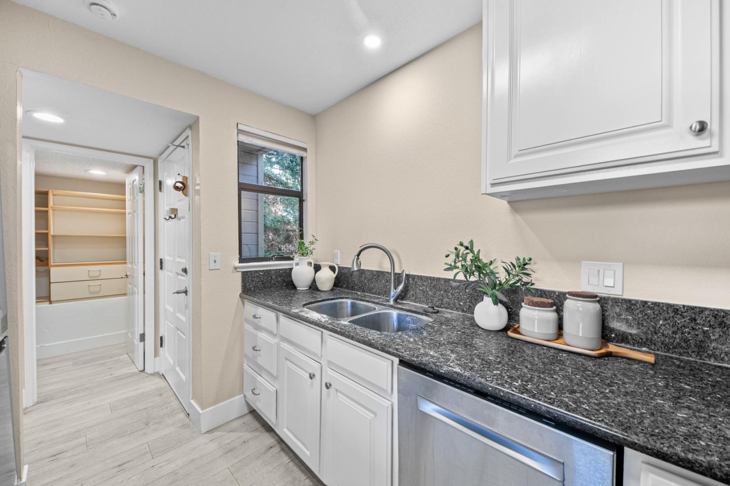 Detail Gallery Image 10 of 31 For 966 Silicon Dr, San Jose,  CA 95126 - 3 Beds | 2 Baths