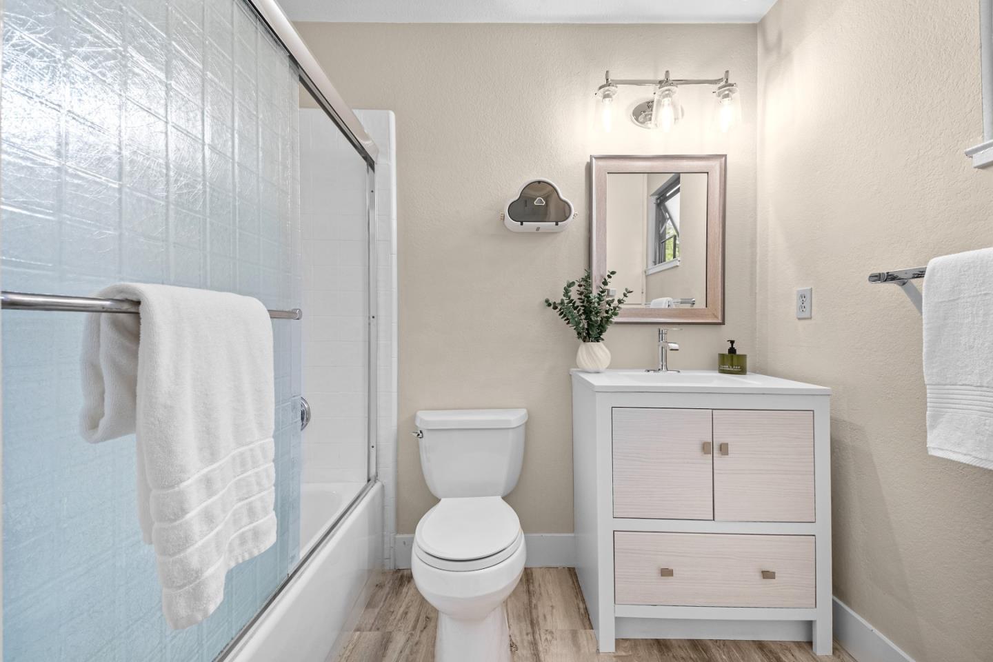 Detail Gallery Image 14 of 31 For 966 Silicon Dr, San Jose,  CA 95126 - 3 Beds | 2 Baths