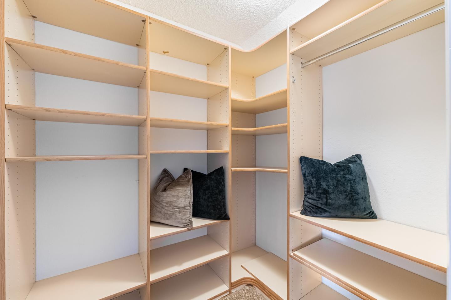 Detail Gallery Image 21 of 31 For 966 Silicon Dr, San Jose,  CA 95126 - 3 Beds | 2 Baths