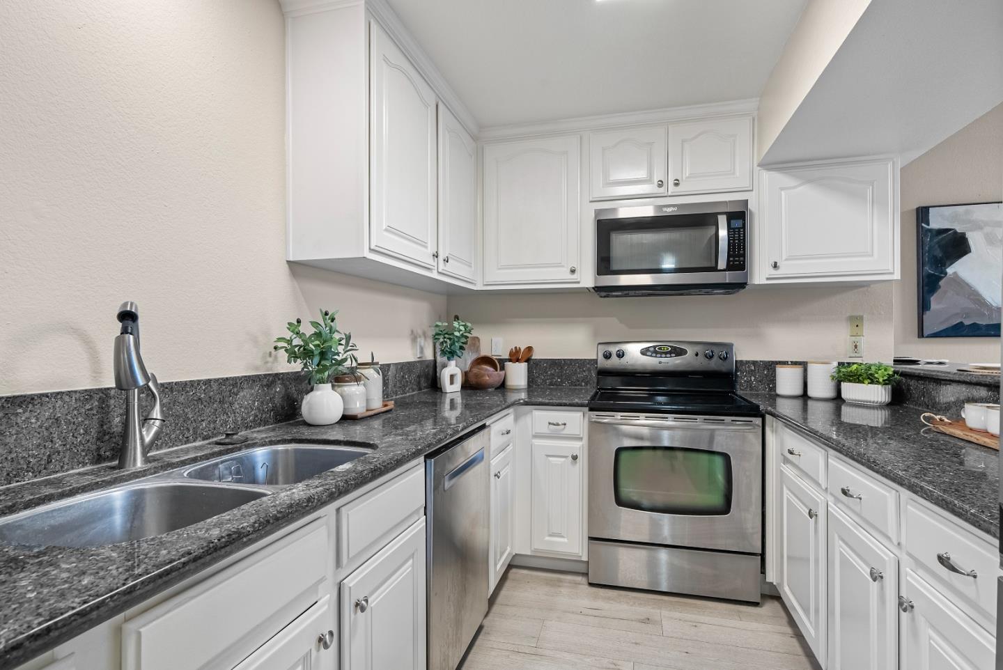 Detail Gallery Image 8 of 31 For 966 Silicon Dr, San Jose,  CA 95126 - 3 Beds | 2 Baths