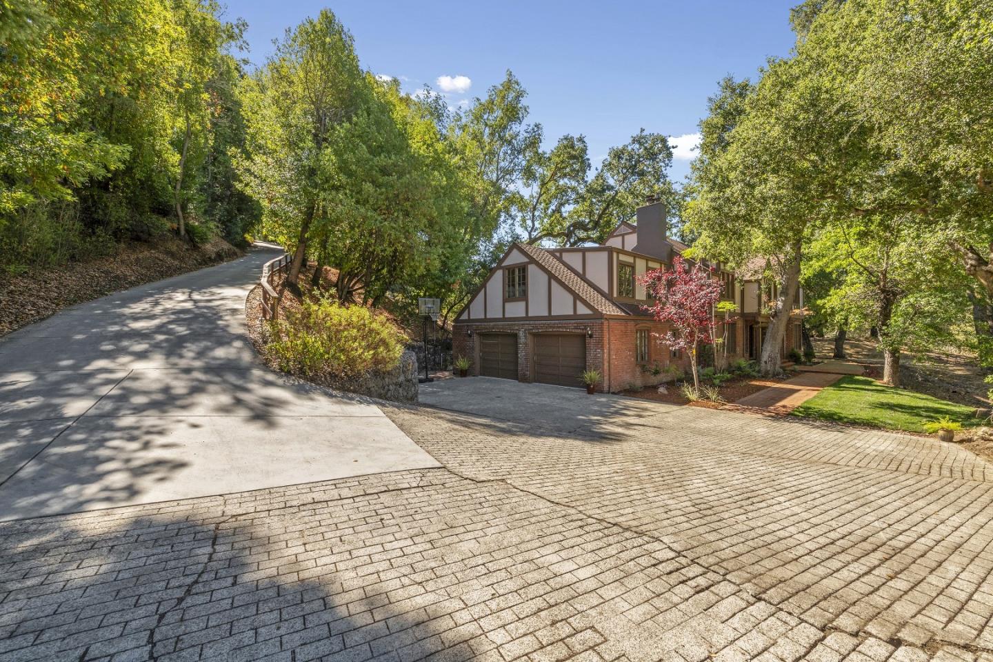 Detail Gallery Image 4 of 49 For 21700 via Regina, Saratoga,  CA 95070 - 4 Beds | 3/1 Baths