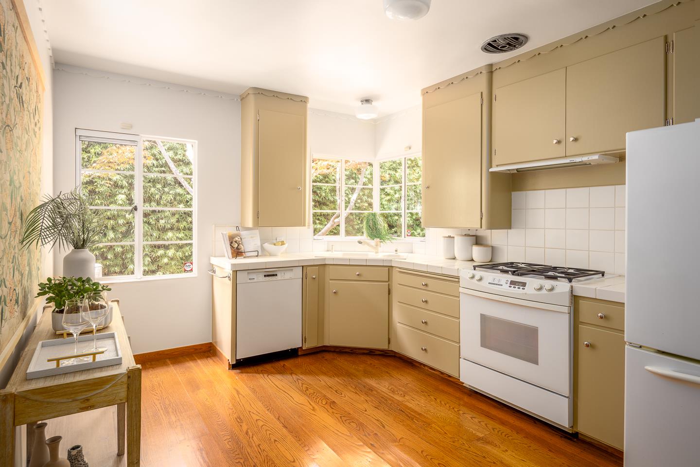 Detail Gallery Image 4 of 11 For 1301 Forest Ave, Palo Alto,  CA 94301 - 3 Beds | 2 Baths