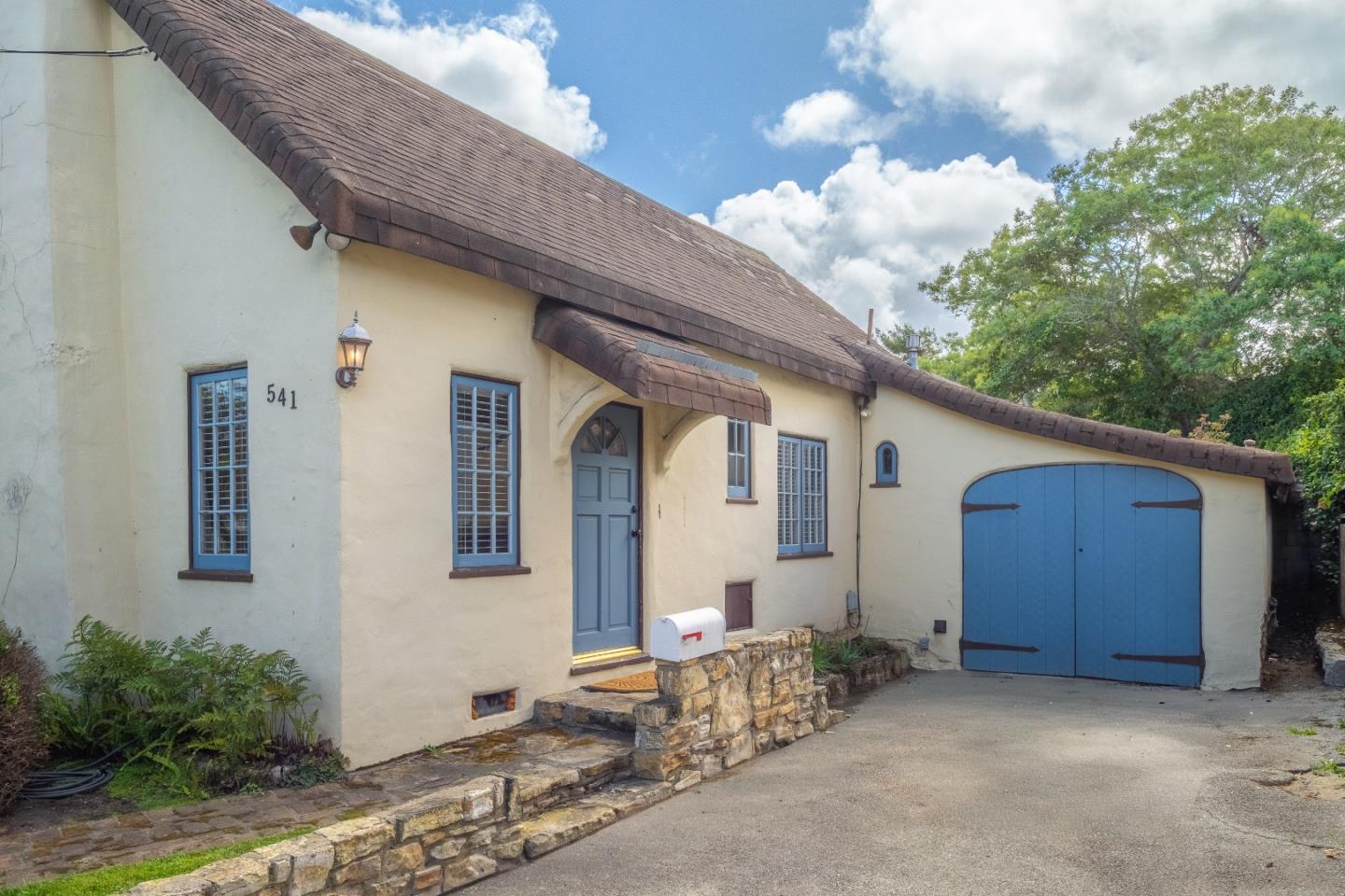 Detail Gallery Image 2 of 24 For 541 & 539 W Franklin St, Monterey,  CA 93940 - 3 Beds | 2/1 Baths