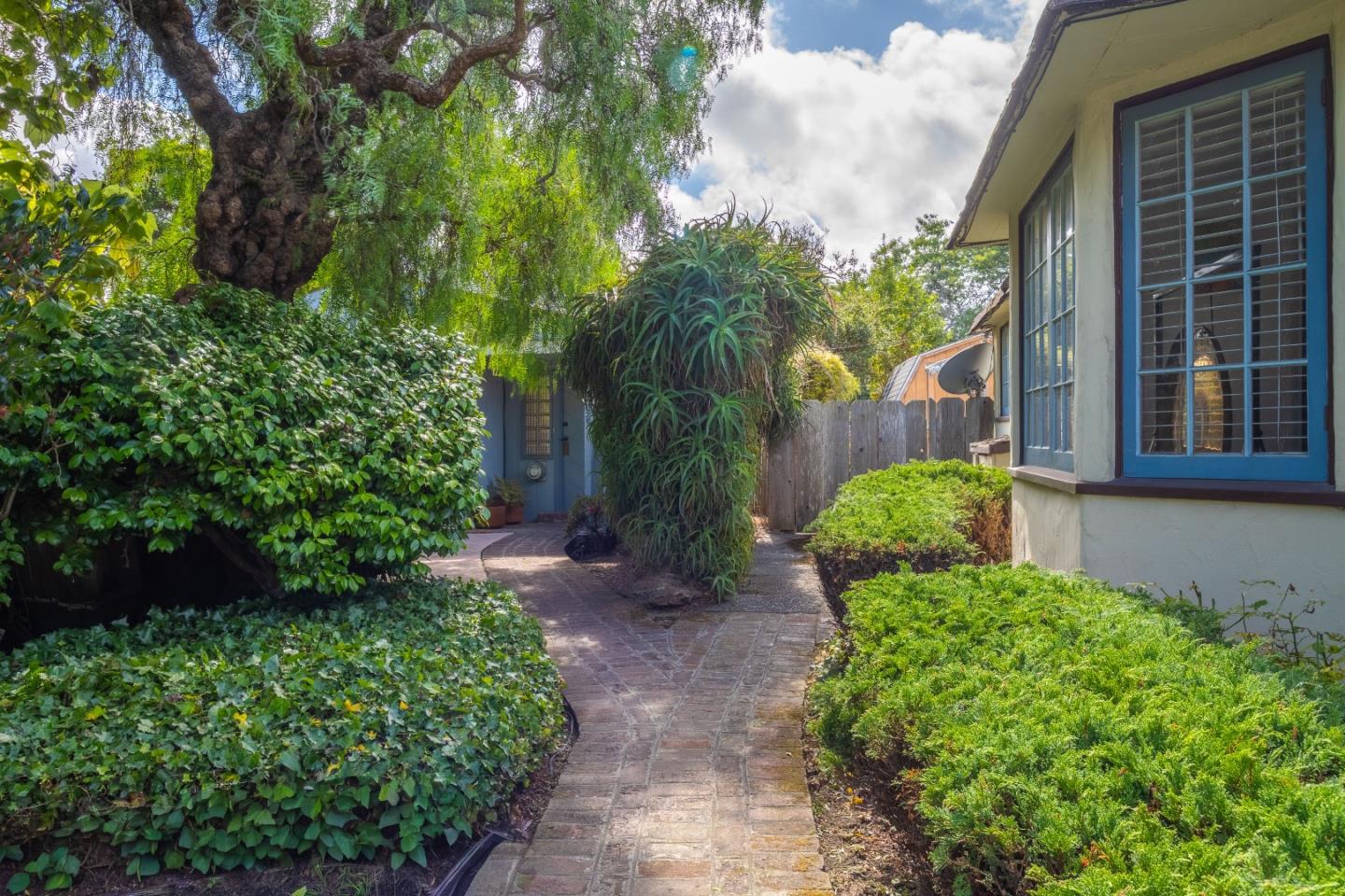 Detail Gallery Image 8 of 24 For 541 & 539 W Franklin St, Monterey,  CA 93940 - 3 Beds | 2/1 Baths