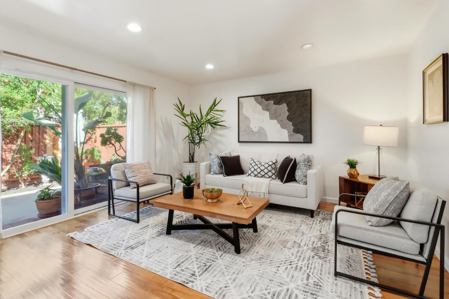 Detail Gallery Image 4 of 32 For 1103 Reed Ave a,  Sunnyvale,  CA 94086 - 3 Beds | 1/1 Baths