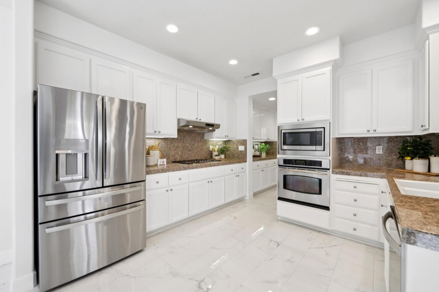 Detail Gallery Image 9 of 70 For 3858 Evangelho Cir, San Jose,  CA 95148 - 4 Beds | 2/1 Baths