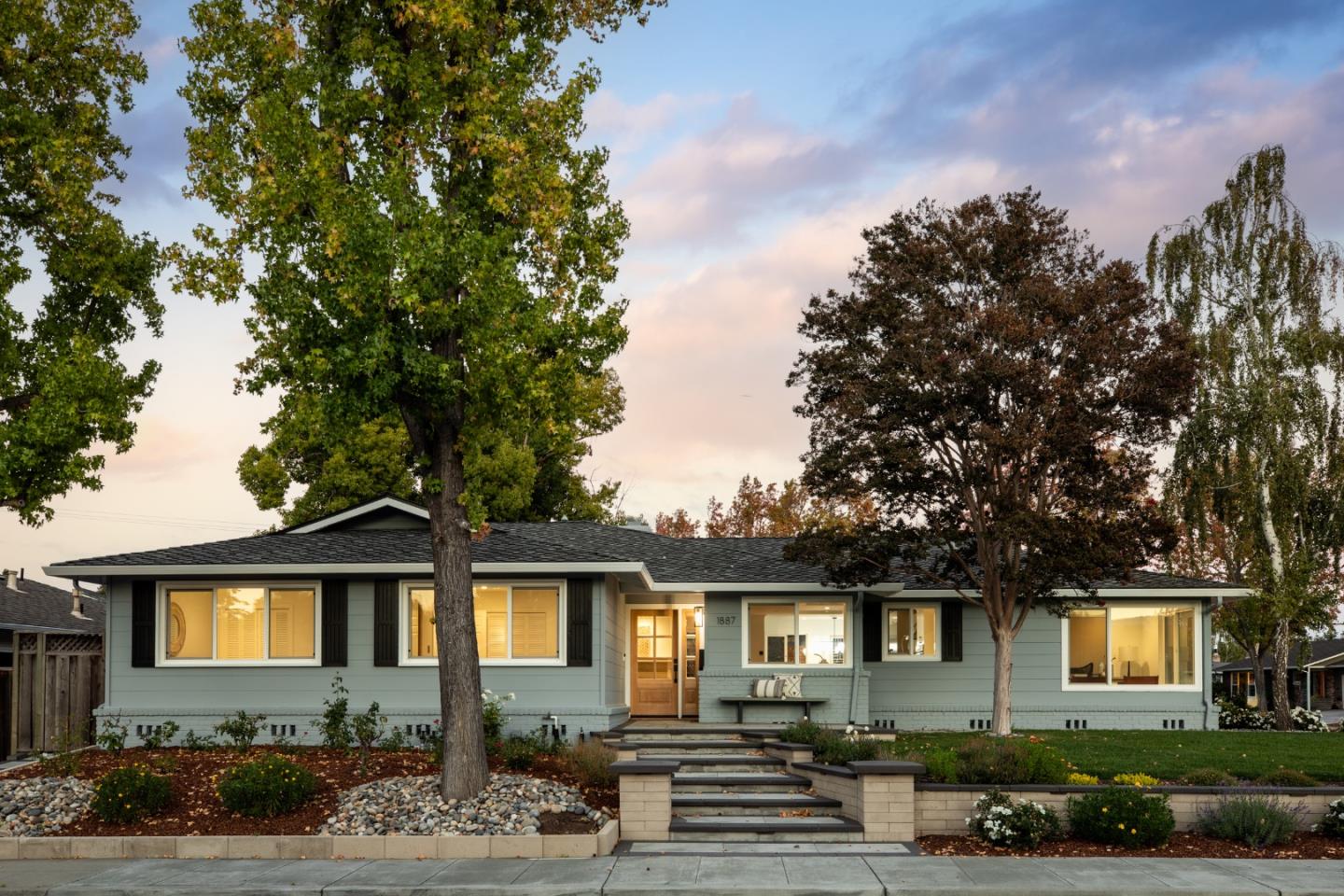 Detail Gallery Image 3 of 47 For 1887 Walnut Dr, Mountain View,  CA 94040 - 4 Beds | 3 Baths