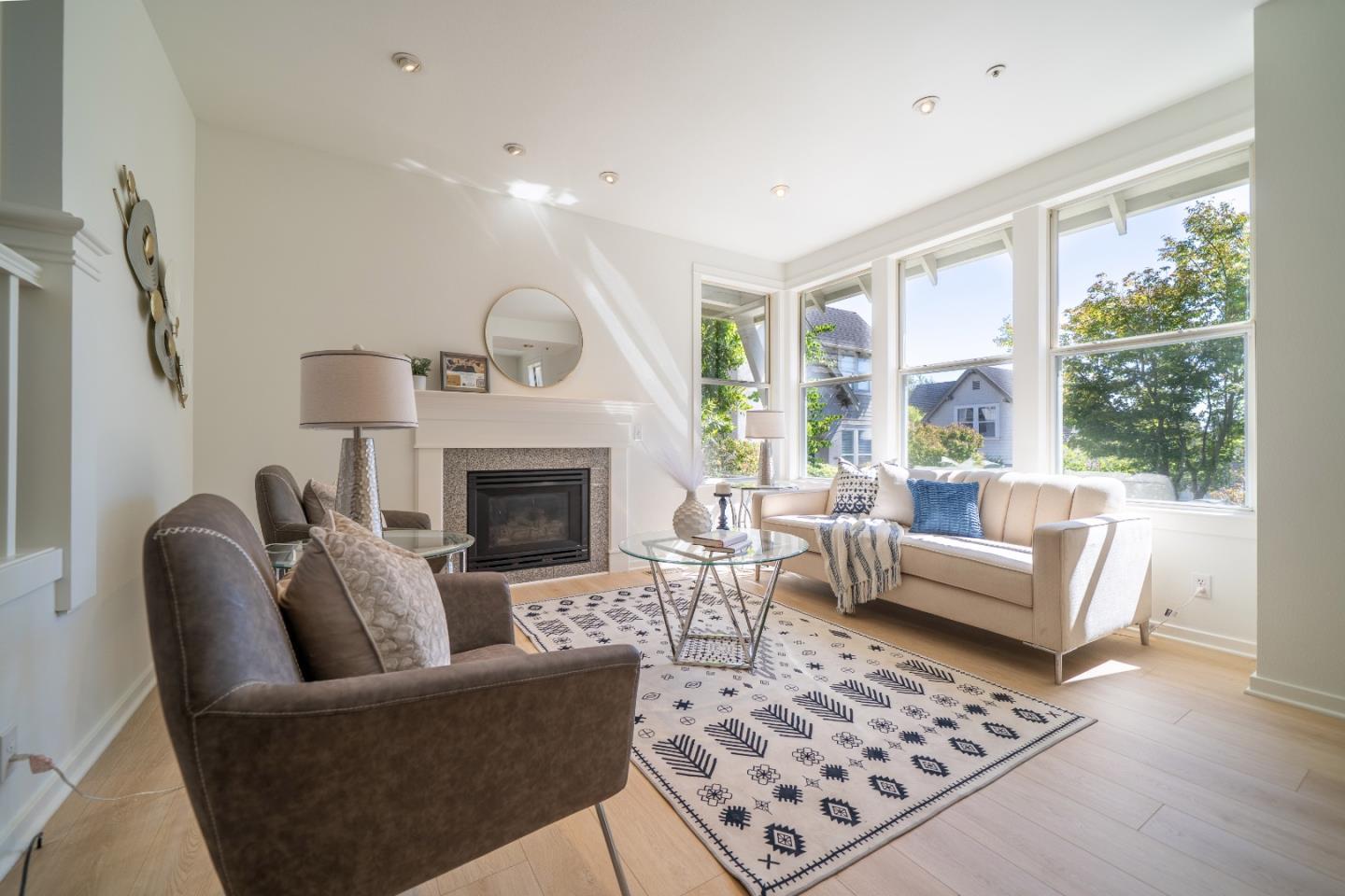 Detail Gallery Image 4 of 27 For 205 Roosevelt Ter, Santa Cruz,  CA 95060 - 2 Beds | 1/1 Baths