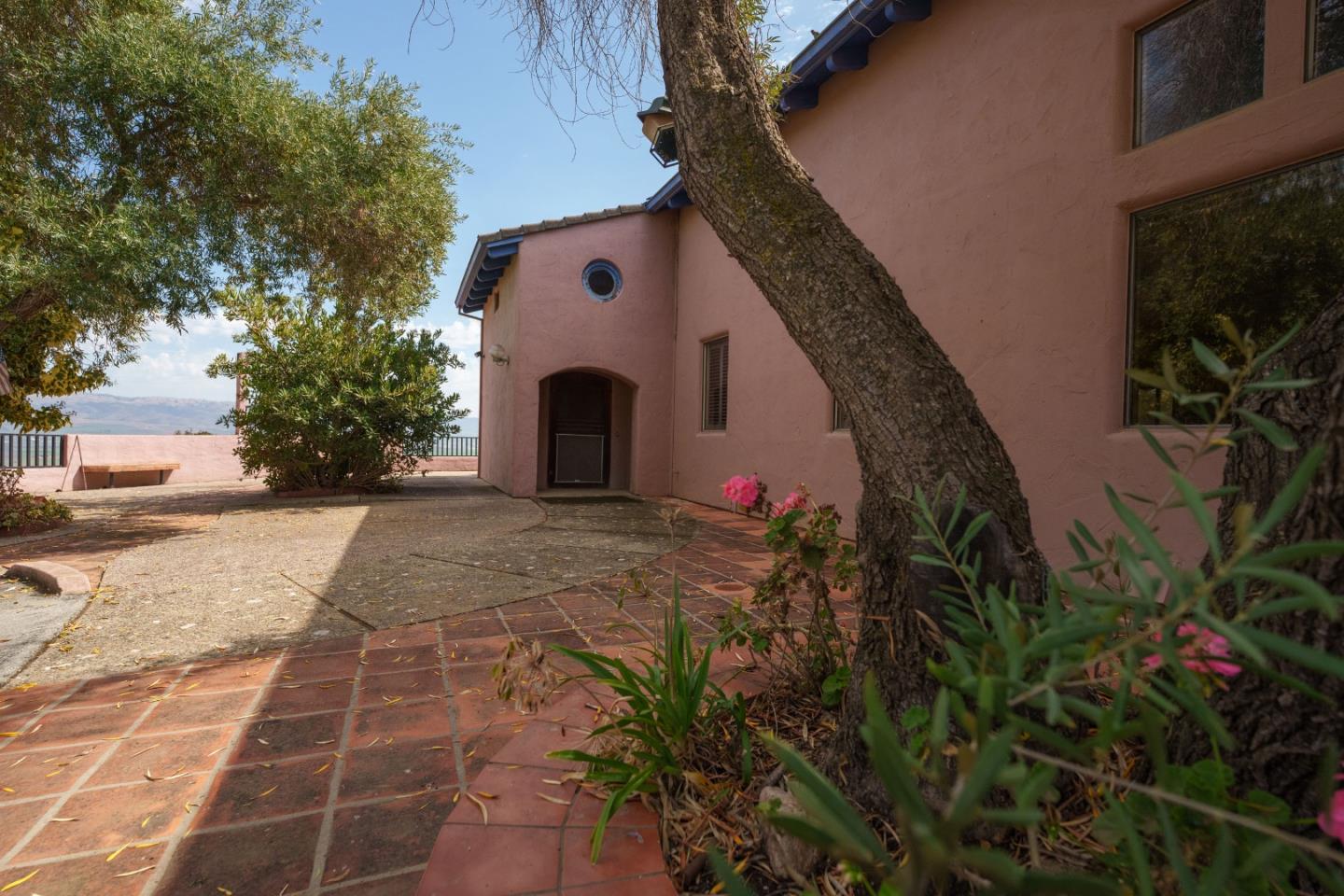 Detail Gallery Image 6 of 33 For 1352 River Rd, Salinas,  CA 93908 - 5 Beds | 3/1 Baths