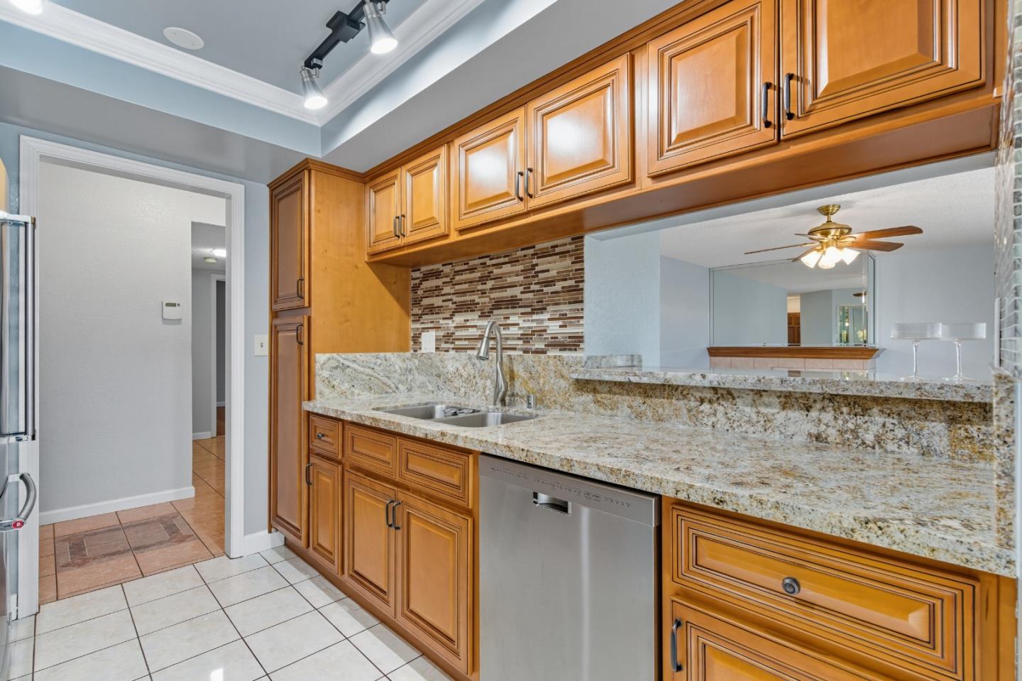 Detail Gallery Image 10 of 39 For 22103 Vista Del Plaza Ln #15,  Hayward,  CA 94541 - 2 Beds | 2 Baths