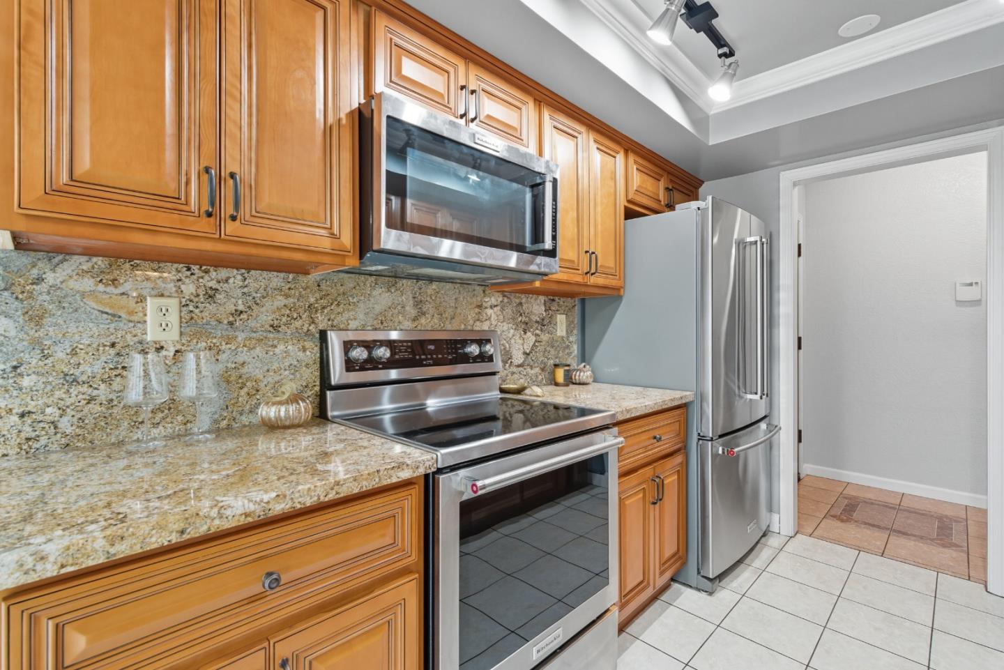 Detail Gallery Image 11 of 39 For 22103 Vista Del Plaza Ln #15,  Hayward,  CA 94541 - 2 Beds | 2 Baths