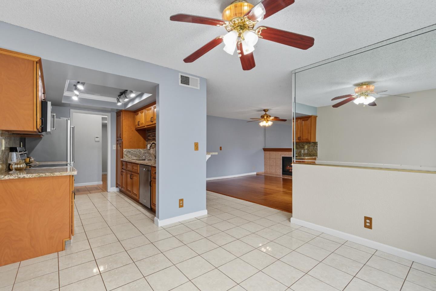 Detail Gallery Image 12 of 39 For 22103 Vista Del Plaza Ln #15,  Hayward,  CA 94541 - 2 Beds | 2 Baths