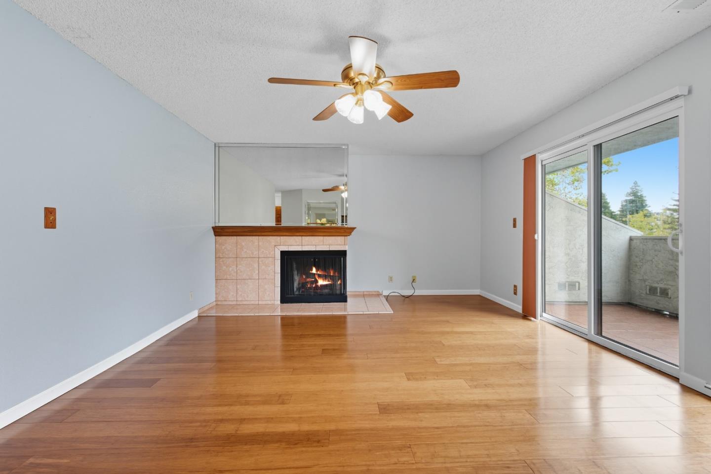 Detail Gallery Image 2 of 39 For 22103 Vista Del Plaza Ln #15,  Hayward,  CA 94541 - 2 Beds | 2 Baths