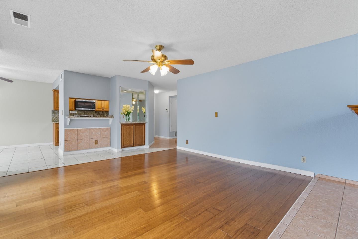 Detail Gallery Image 4 of 39 For 22103 Vista Del Plaza Ln #15,  Hayward,  CA 94541 - 2 Beds | 2 Baths