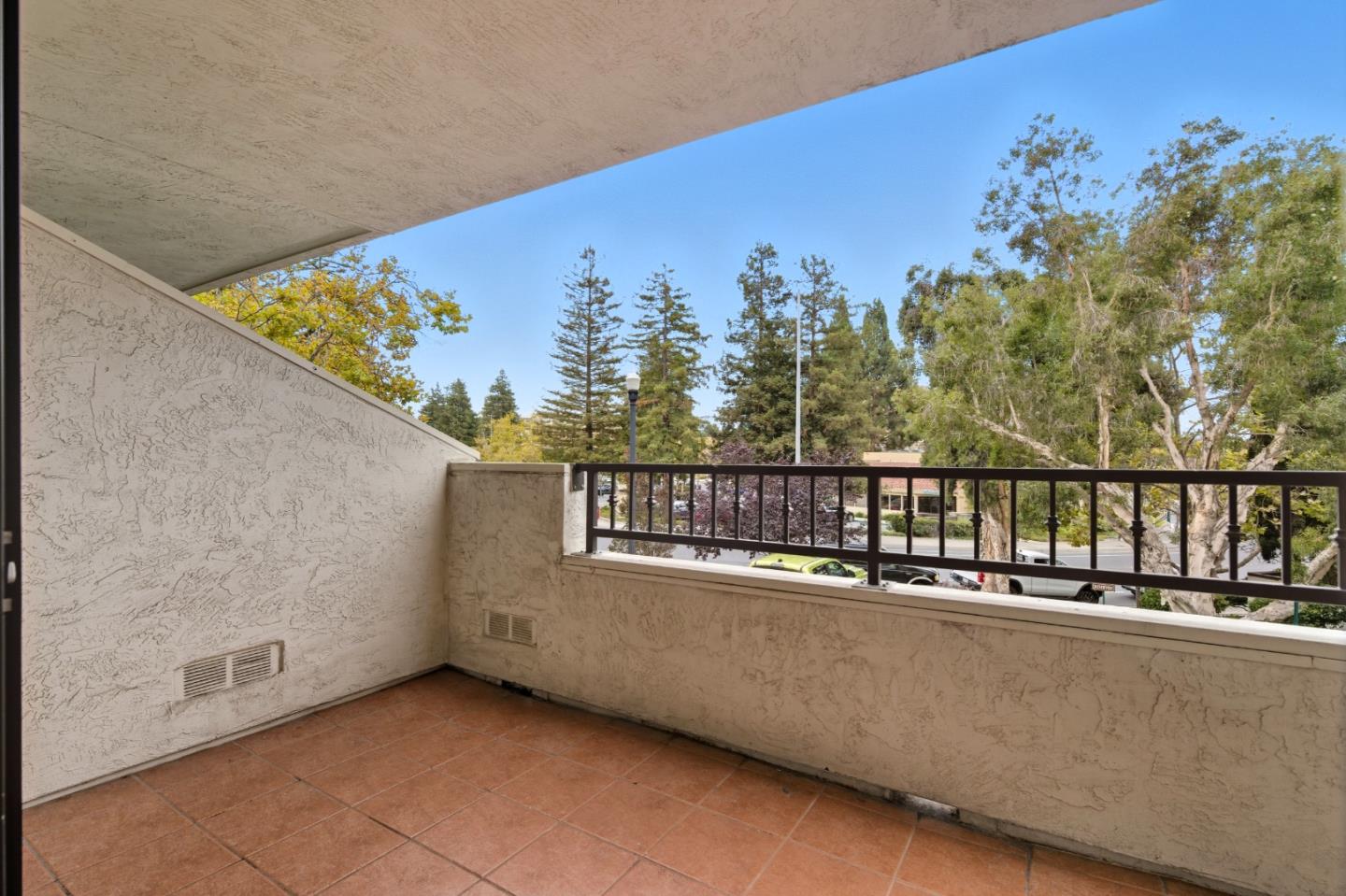 Detail Gallery Image 7 of 39 For 22103 Vista Del Plaza Ln #15,  Hayward,  CA 94541 - 2 Beds | 2 Baths