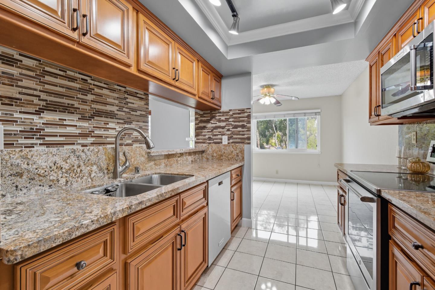 Detail Gallery Image 8 of 39 For 22103 Vista Del Plaza Ln #15,  Hayward,  CA 94541 - 2 Beds | 2 Baths