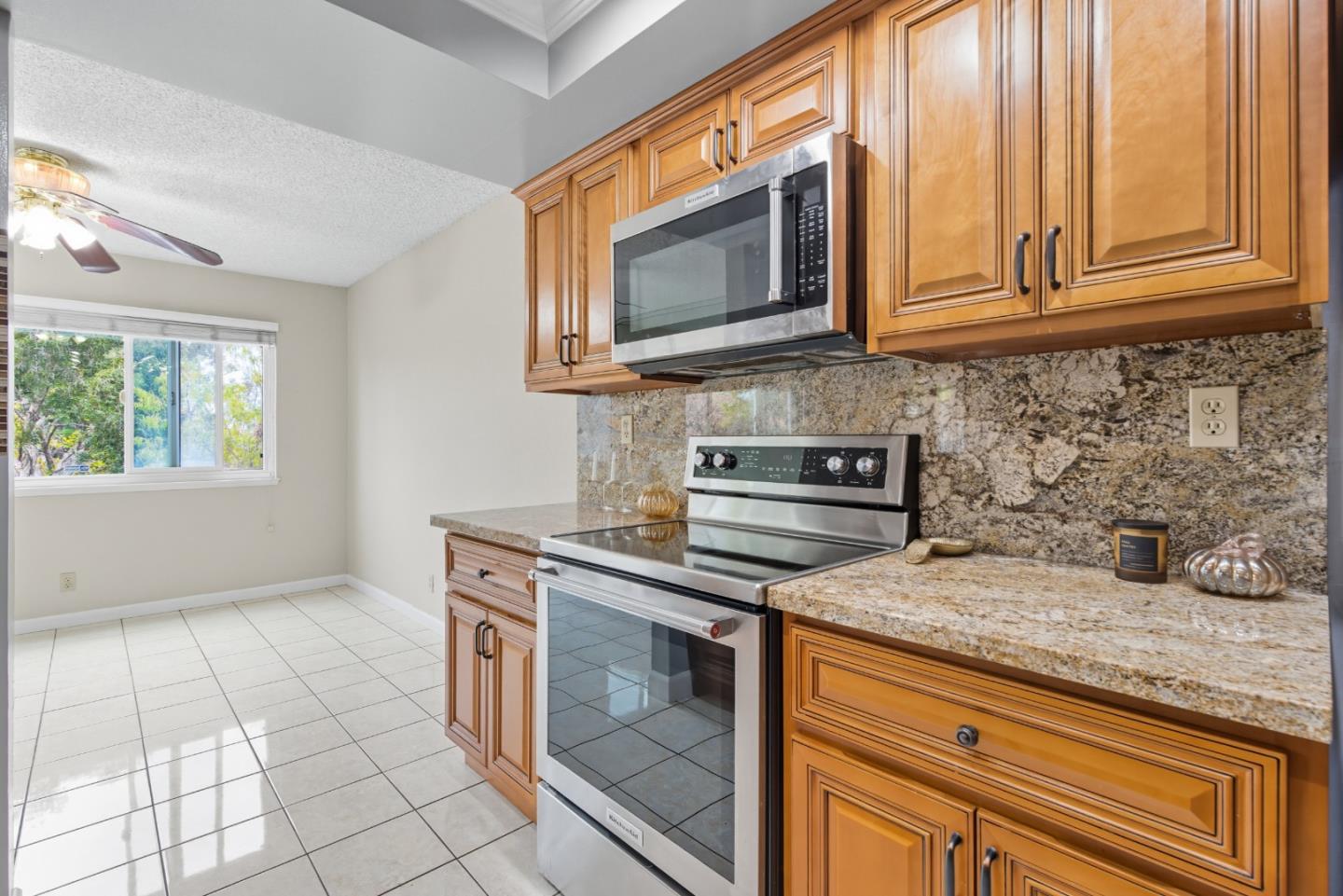 Detail Gallery Image 9 of 39 For 22103 Vista Del Plaza Ln #15,  Hayward,  CA 94541 - 2 Beds | 2 Baths