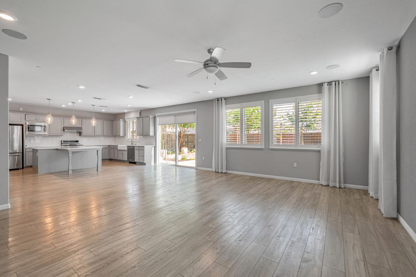 Detail Gallery Image 4 of 10 For 3057 Garden Farms Ave, Lathrop,  CA 95330 - 4 Beds | 3 Baths