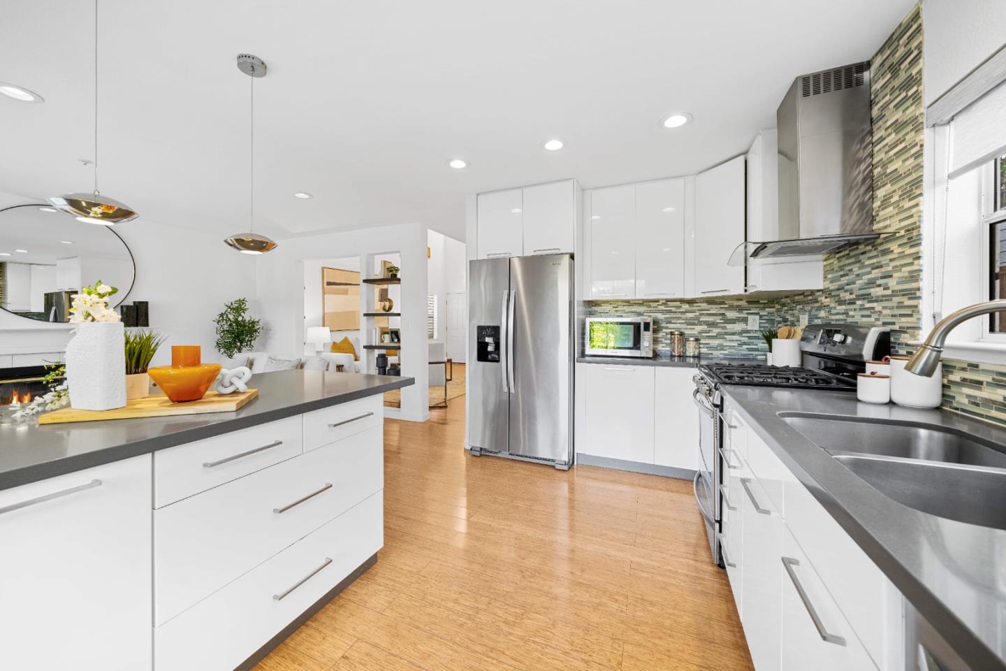 Detail Gallery Image 15 of 47 For 1308 Yarmouth Ter, Sunnyvale,  CA 94087 - 4 Beds | 2/1 Baths