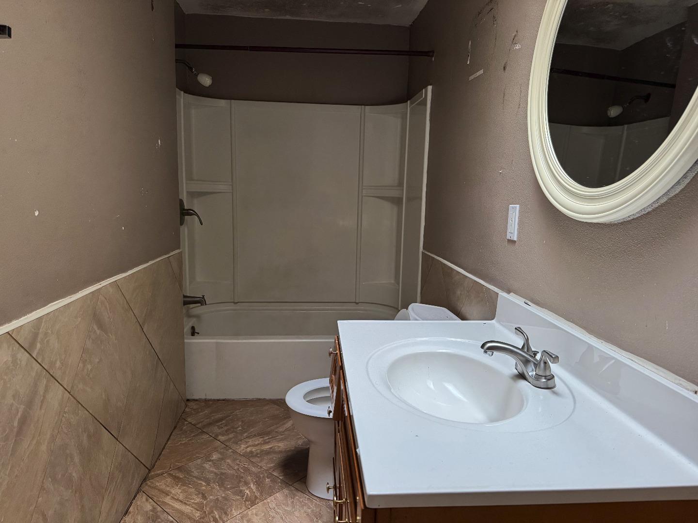 Detail Gallery Image 10 of 12 For 407 W. 7th St., Stockton,  CA 95206 - 5 Beds | 3 Baths