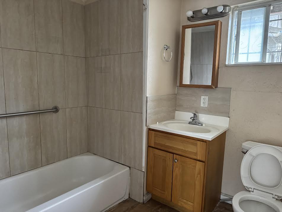 Detail Gallery Image 11 of 12 For 407 W. 7th St., Stockton,  CA 95206 - 5 Beds | 3 Baths