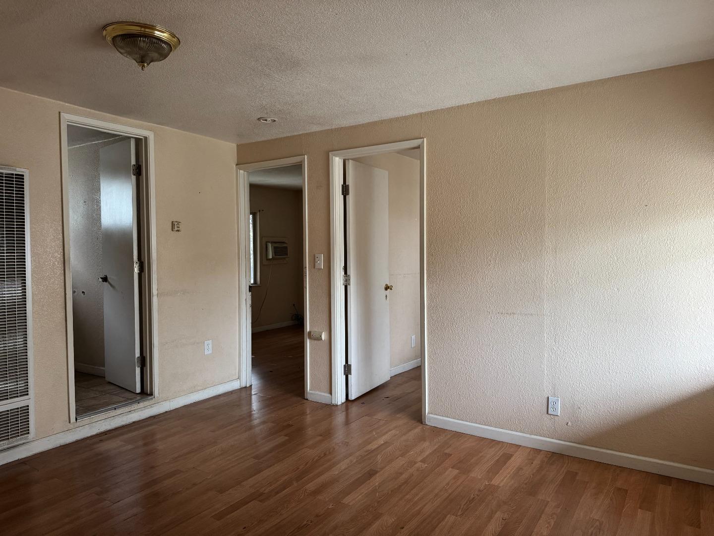 Detail Gallery Image 4 of 12 For 407 W. 7th St., Stockton,  CA 95206 - 5 Beds | 3 Baths