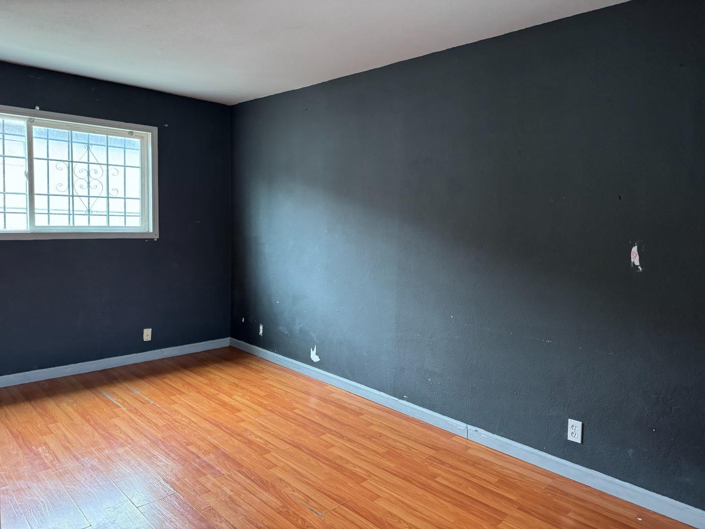 Detail Gallery Image 5 of 12 For 407 W. 7th St., Stockton,  CA 95206 - 5 Beds | 3 Baths