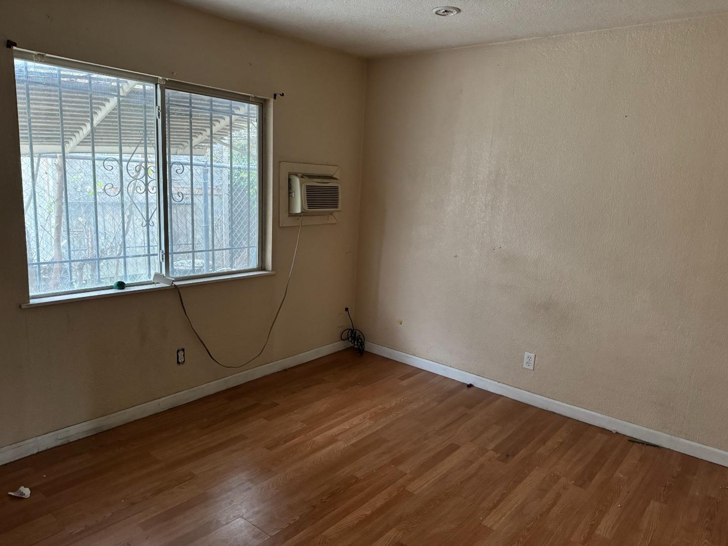 Detail Gallery Image 7 of 12 For 407 W. 7th St., Stockton,  CA 95206 - 5 Beds | 3 Baths