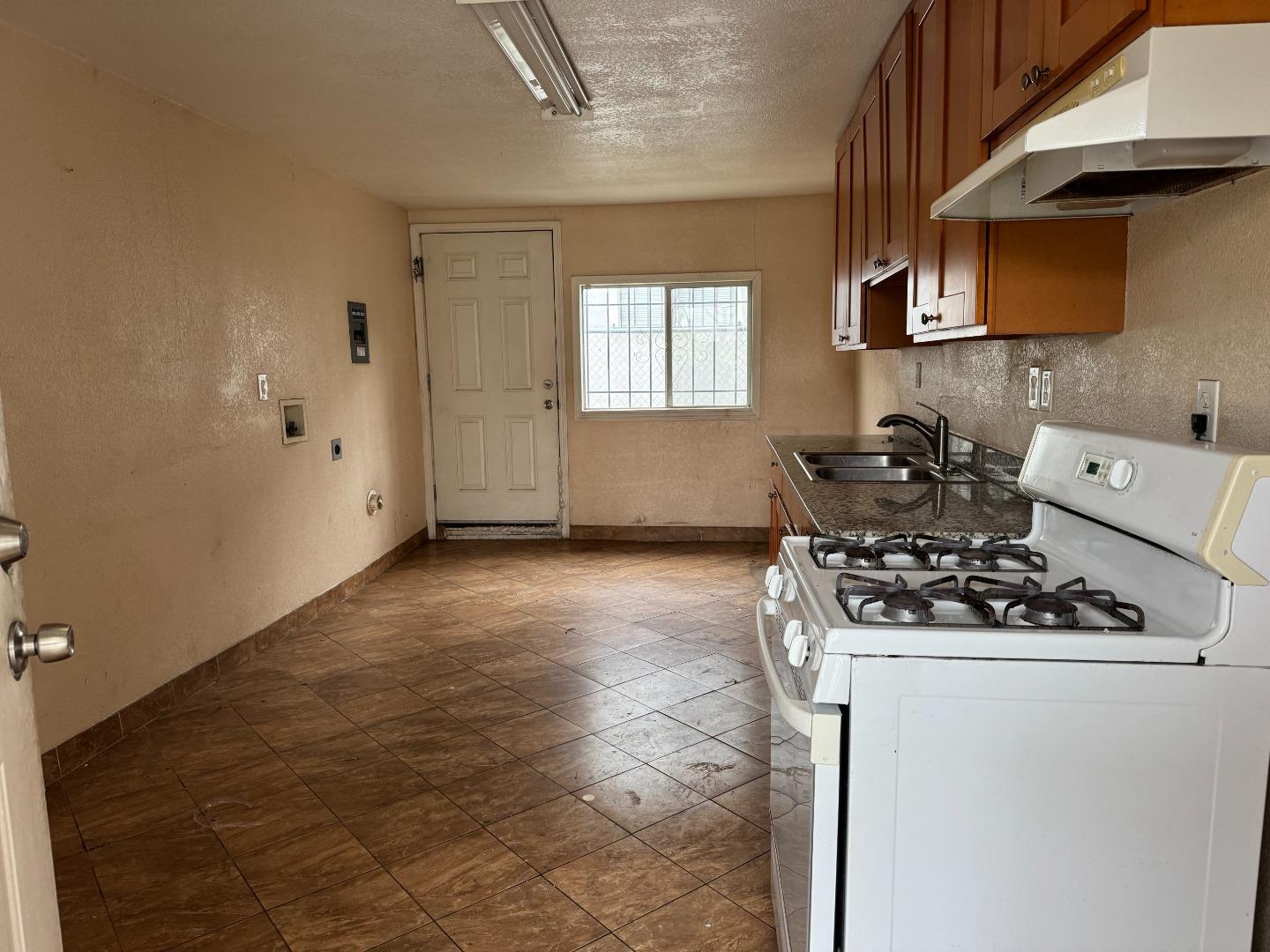 Detail Gallery Image 8 of 12 For 407 W. 7th St., Stockton,  CA 95206 - 5 Beds | 3 Baths