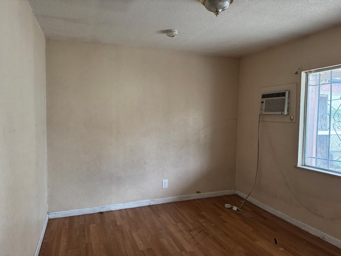 Detail Gallery Image 9 of 12 For 407 W. 7th St., Stockton,  CA 95206 - 5 Beds | 3 Baths