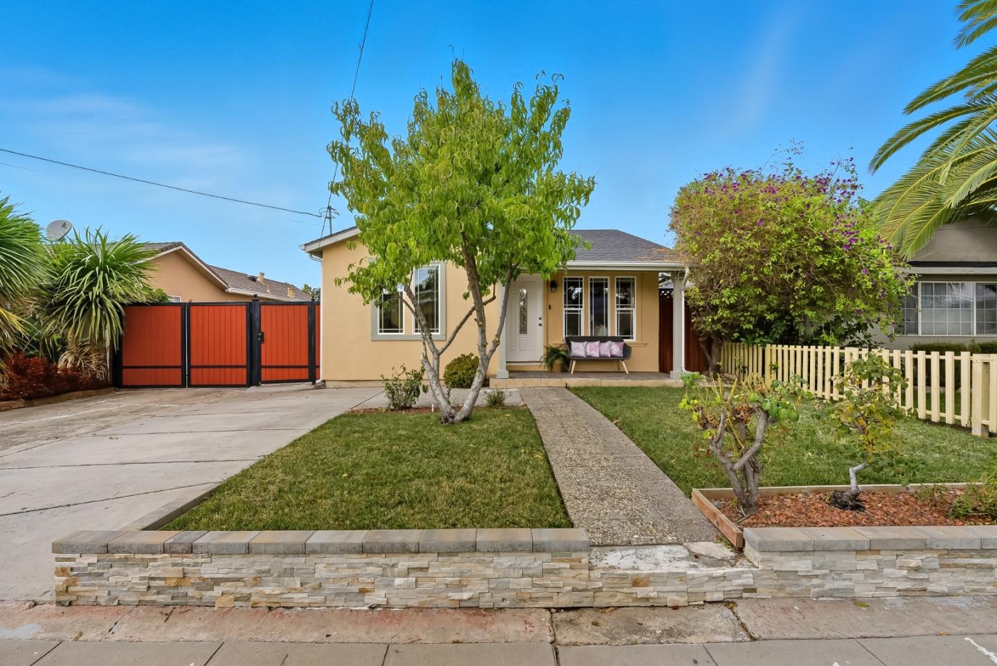 Detail Gallery Image 2 of 42 For 1565 E Saint James St, San Jose,  CA 95116 - 4 Beds | 2/1 Baths