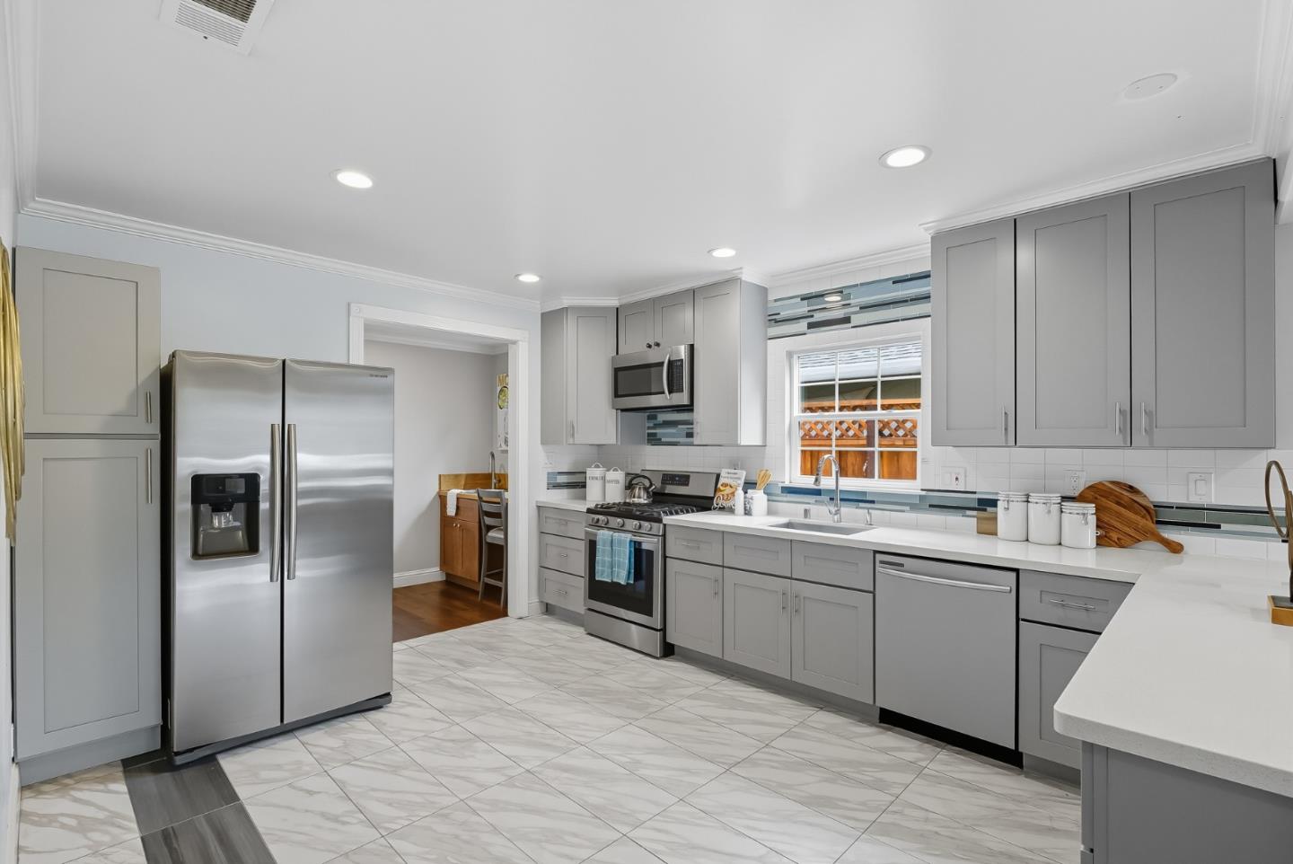 Detail Gallery Image 7 of 42 For 1565 E Saint James St, San Jose,  CA 95116 - 4 Beds | 2/1 Baths