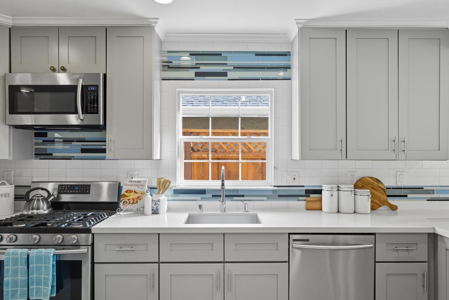 Detail Gallery Image 8 of 42 For 1565 E Saint James St, San Jose,  CA 95116 - 4 Beds | 2/1 Baths